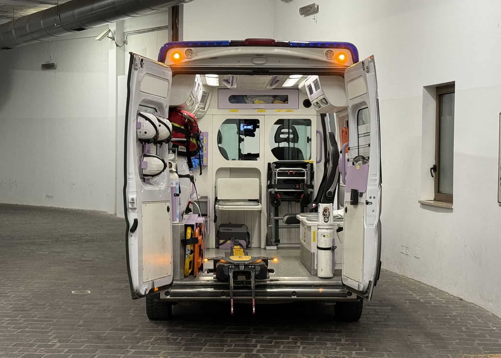 ambulanza-pronto-soccorso-san-donato-arezzo-scaled.jpg