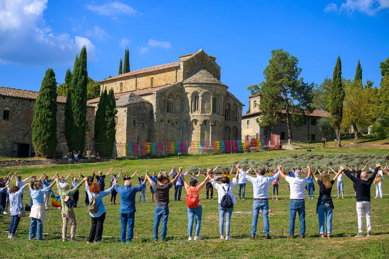 Quasi-200-persone-a-Romena-per-il-Terzo-Paradiso-umano.jpeg